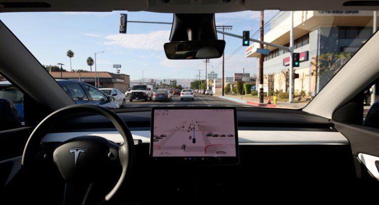 Tesla hace la historia el primer vehículo entregando el primer cliente autónomo