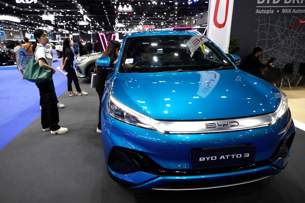 Visitantes analizados por Atto 3 EV en 2023 en una exposición automática de Bangkok. Foto: Epa-Efe