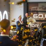 «Señal al mundo:» Australia 60,000. Creador de manos de entrega de automóviles