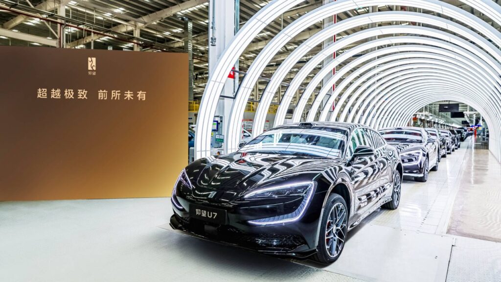 BYD llega a los 13 millones de noga, lanza el sedán Yangwang U7