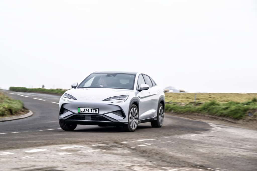 2025 Byd Maritime Lion 7 y Tesla Model Y Gour se realizan en una prueba eléctrica SUV del mundo real, comparando el rango, la carga y la practicidad