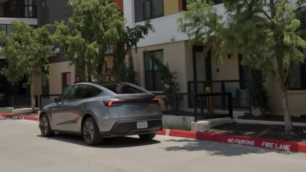 El primer conductor de Tesla termina en un carril de fuego