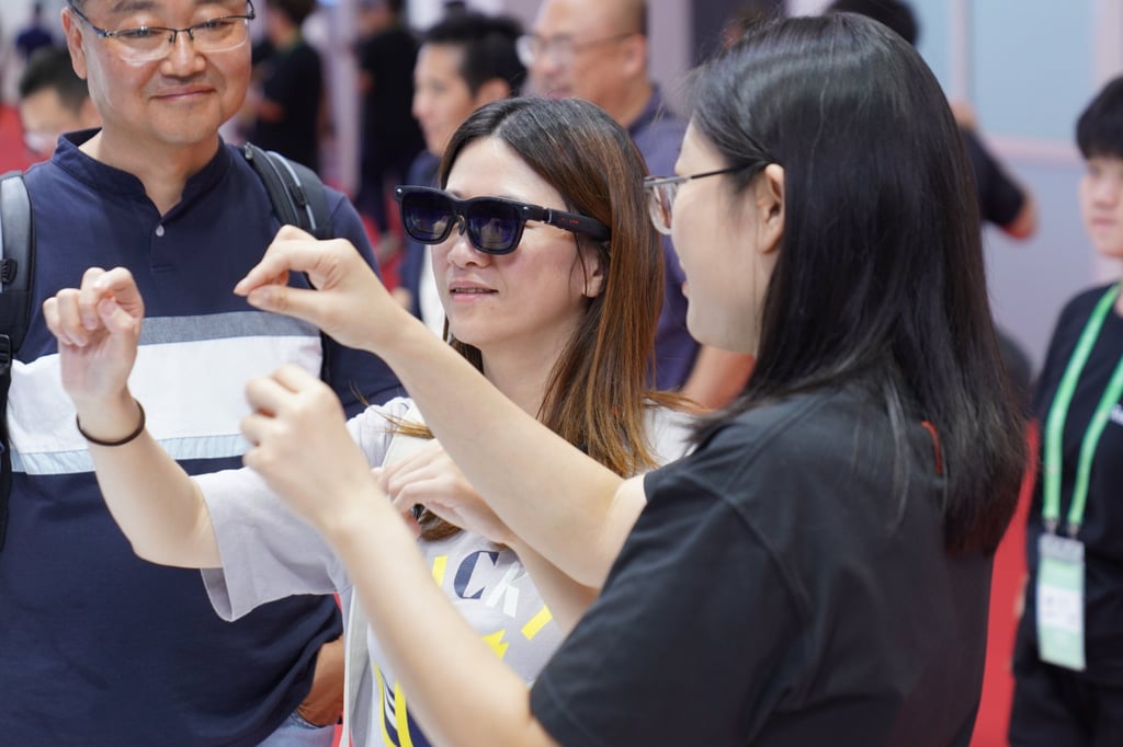 Los visitantes prueban anteojos inteligentes durante la tercera exposición de cadena de suministro china, en el último mes de Beijing. Foto: Xinhua