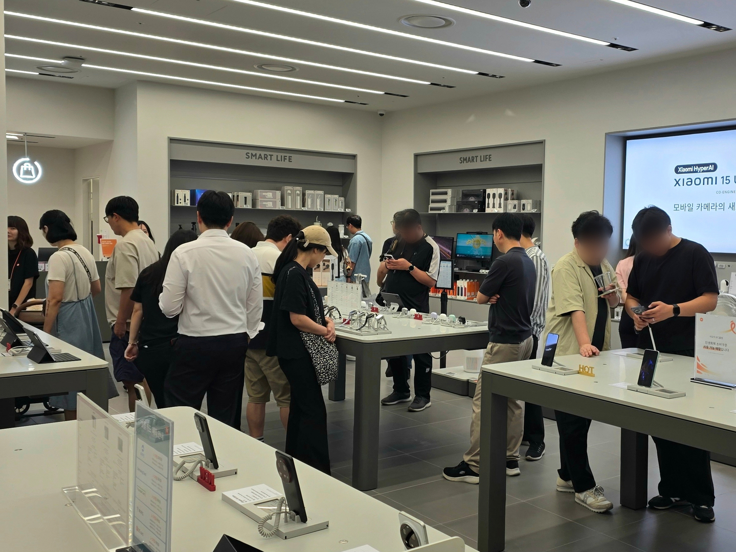 Los coreanos Xiaomi operaron directamente en la tienda de IFC en el Mallroom Yeouido, al oeste de Seúl, 11 de agosto. (Lee Ga-Ram) 