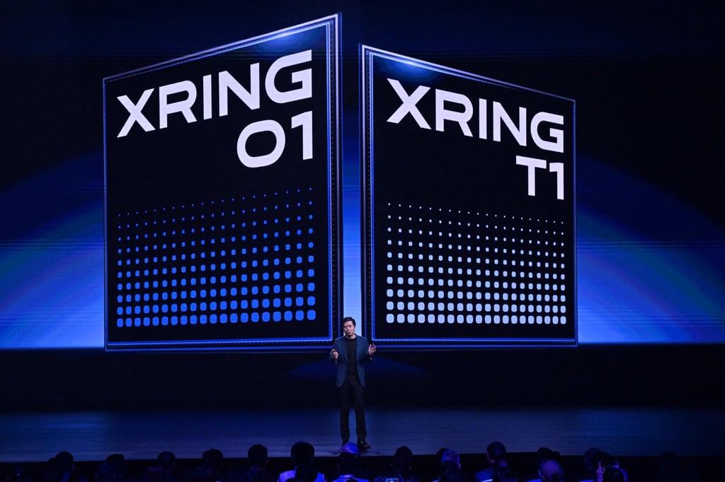 Director General de Xiaomi, Creadores y el chipset Xrring O1 del director general de Xiaomi Xiami habla en Beijing, 2025. Photo: AFP