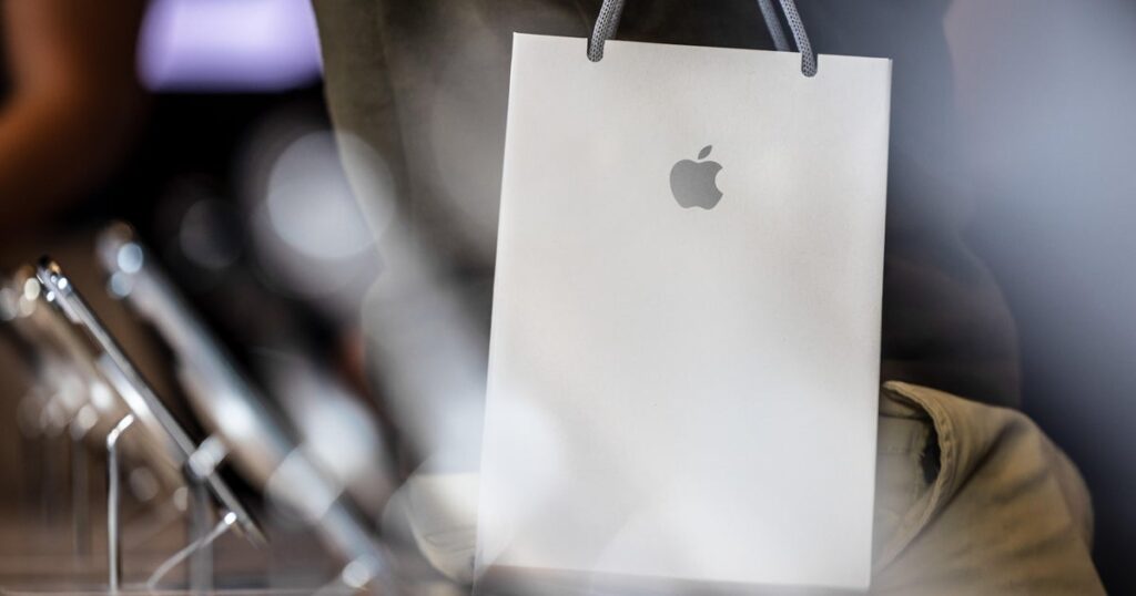 Los Michiganders llegaron al centro de Detroit para abrir Apple Store