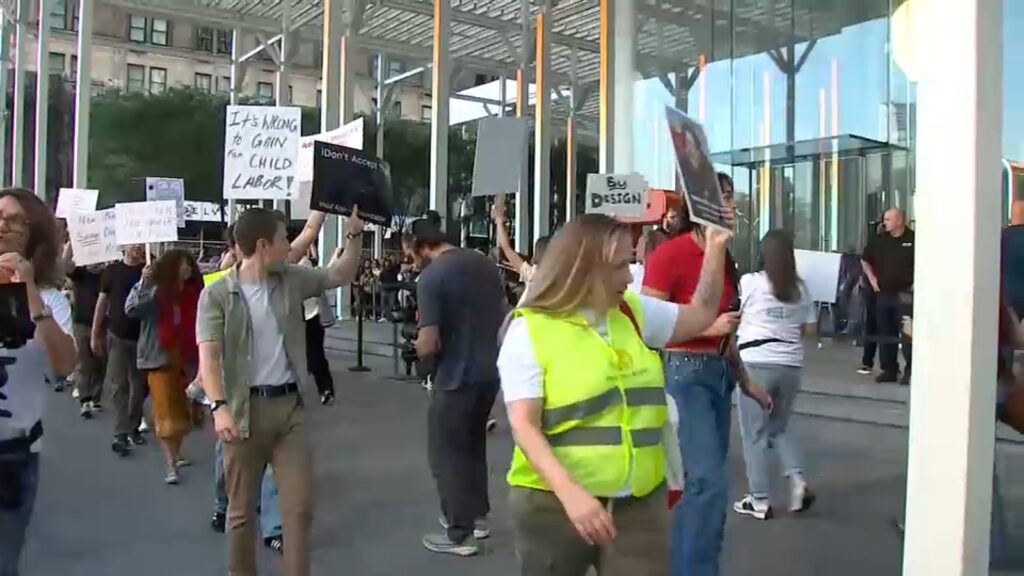 Protesta la bandera de Apple en la tienda en el centro de Manhattan, requieren guardias de seguridad para proteger a los niños
