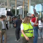 Protesta la bandera de Apple en la tienda en el centro de Manhattan, requieren guardias de seguridad para proteger a los niños
