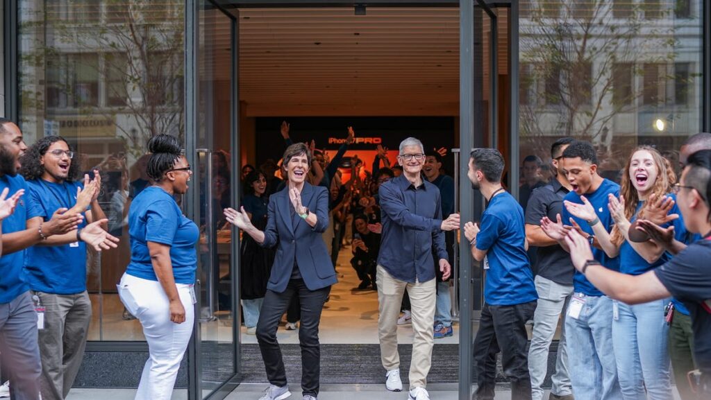 El CEO de Apple, Tim Cook, abre una nueva tienda de Detroit, saluda a los clientes