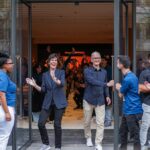 El CEO de Apple, Tim Cook, abre una nueva tienda de Detroit, saluda a los clientes