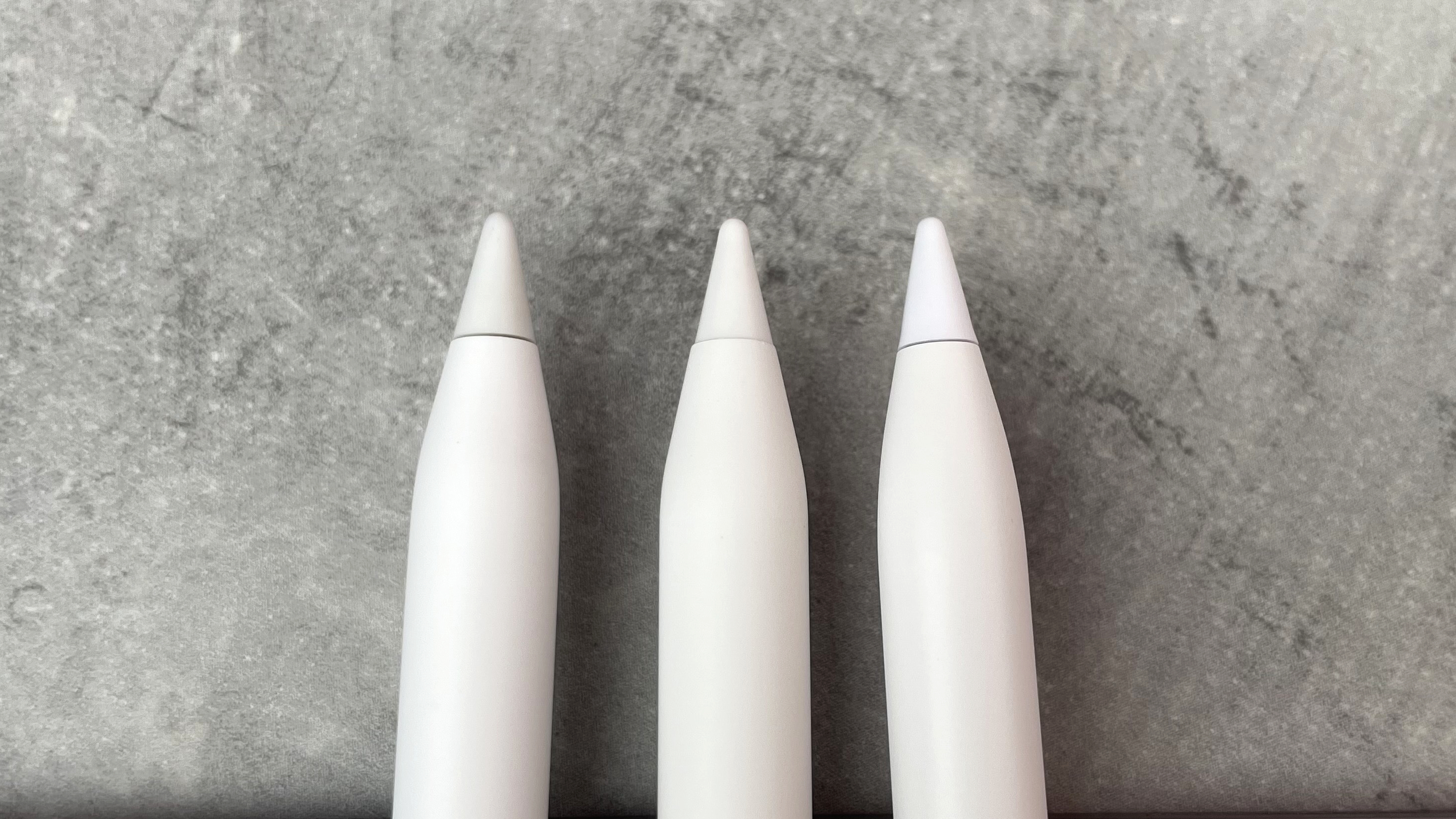 De izquierda a derecha, las puntas de Apple Pencil para USB-C, Air8 y ESR Geo Digital Pencil aparecen en una fila.