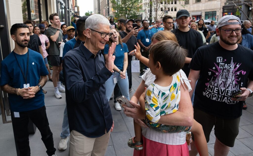 El CEO de Apple, Tim Cook, sorprende al abrir las puertas a la primera tienda de Apple en Detroit
