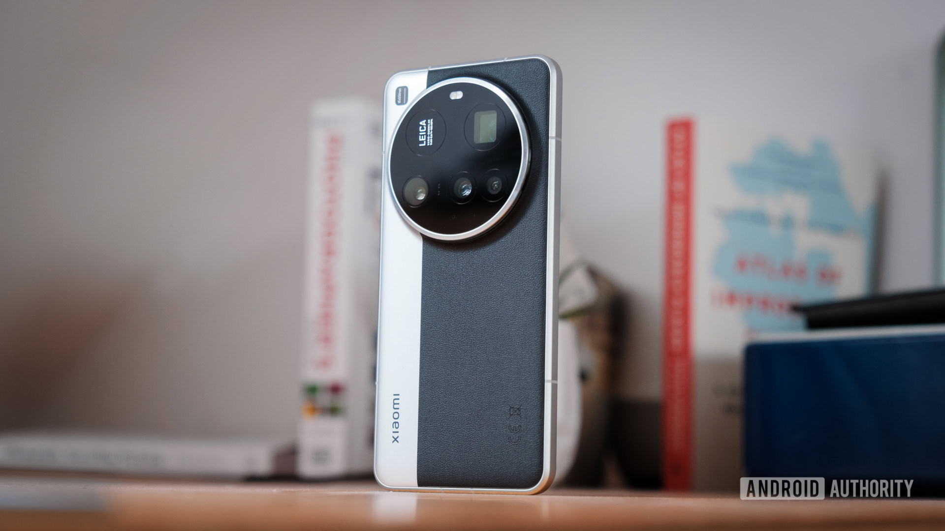 Xiaomi 15 Ultra mesa de pie