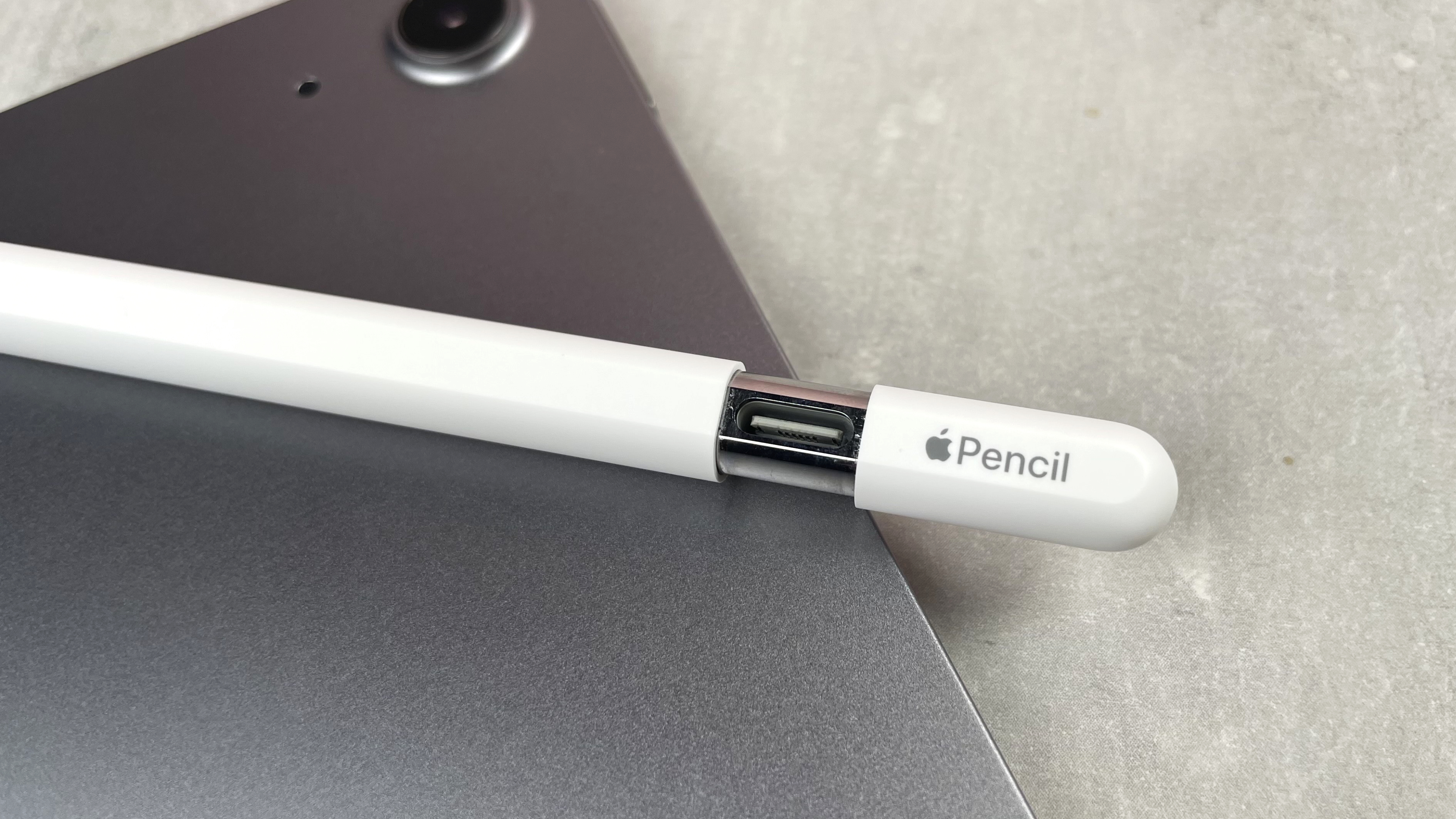 Apple Pencil para el primer plano del puerto de carga oculto USB-C