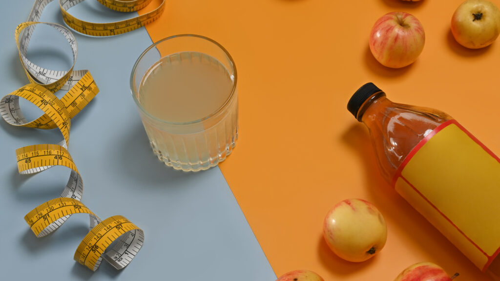Un examen del vinagre de sidra de manzana para perder peso, después de muchas preocupaciones para aumentar, atrás