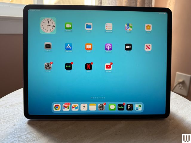 Apple iPad frente al Air M3 2025 frente al frente, mostrando el ícono de la tabla en una tabla circular