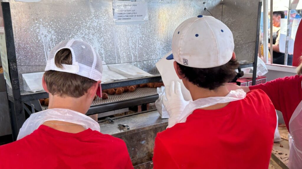 Festival de cosecha de Apple – Signature Miles de miles de buñuelos de Apple Southington – NBC Connecticut