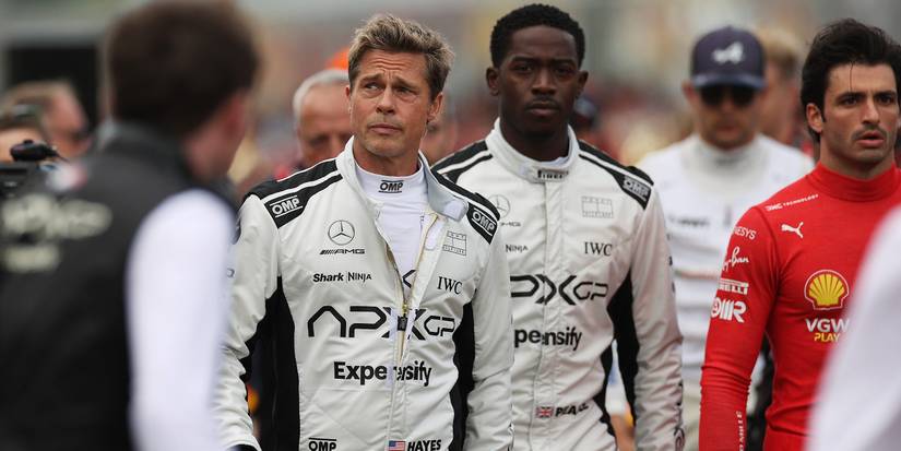 Brad Pitt y Damson Idris caminan en la pista de F1