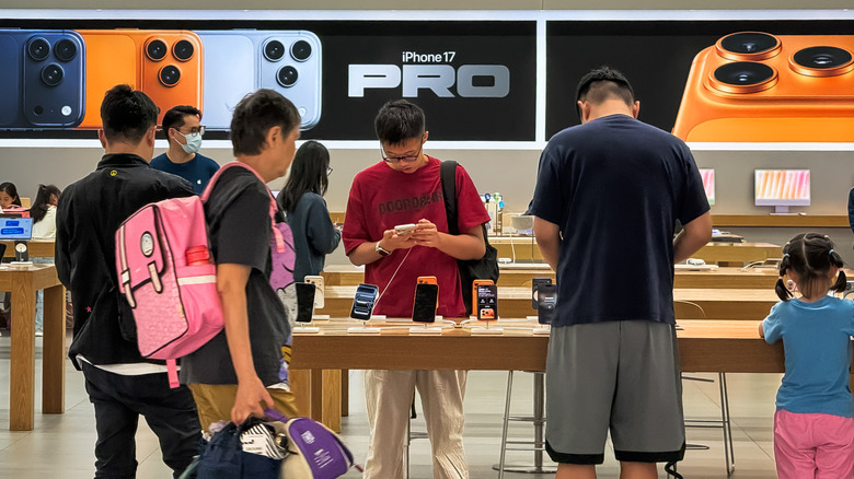 Los consumidores miran los modelos del iPhone 17 en una tienda minorista de Apple.
