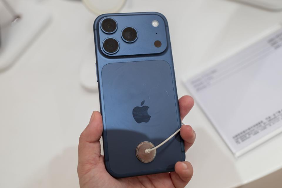 Los teléfonos inteligentes de la serie iPhone 17 de Apple salieron a la venta en China