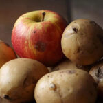 Mantenga sus patatas frescas y libres de moho con este sencillo truco de cocina con manzanas |