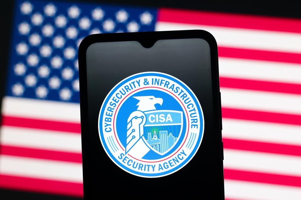 El logotipo de la Agencia de Seguridad de Infraestructura y Ciberseguridad de los Estados Unidos (CISA) se muestra en la pantalla del teléfono.