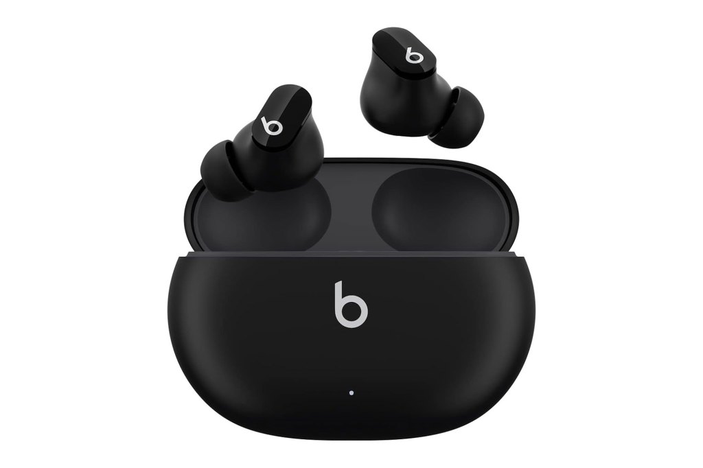 Auriculares inalámbricos negros en un estuche.