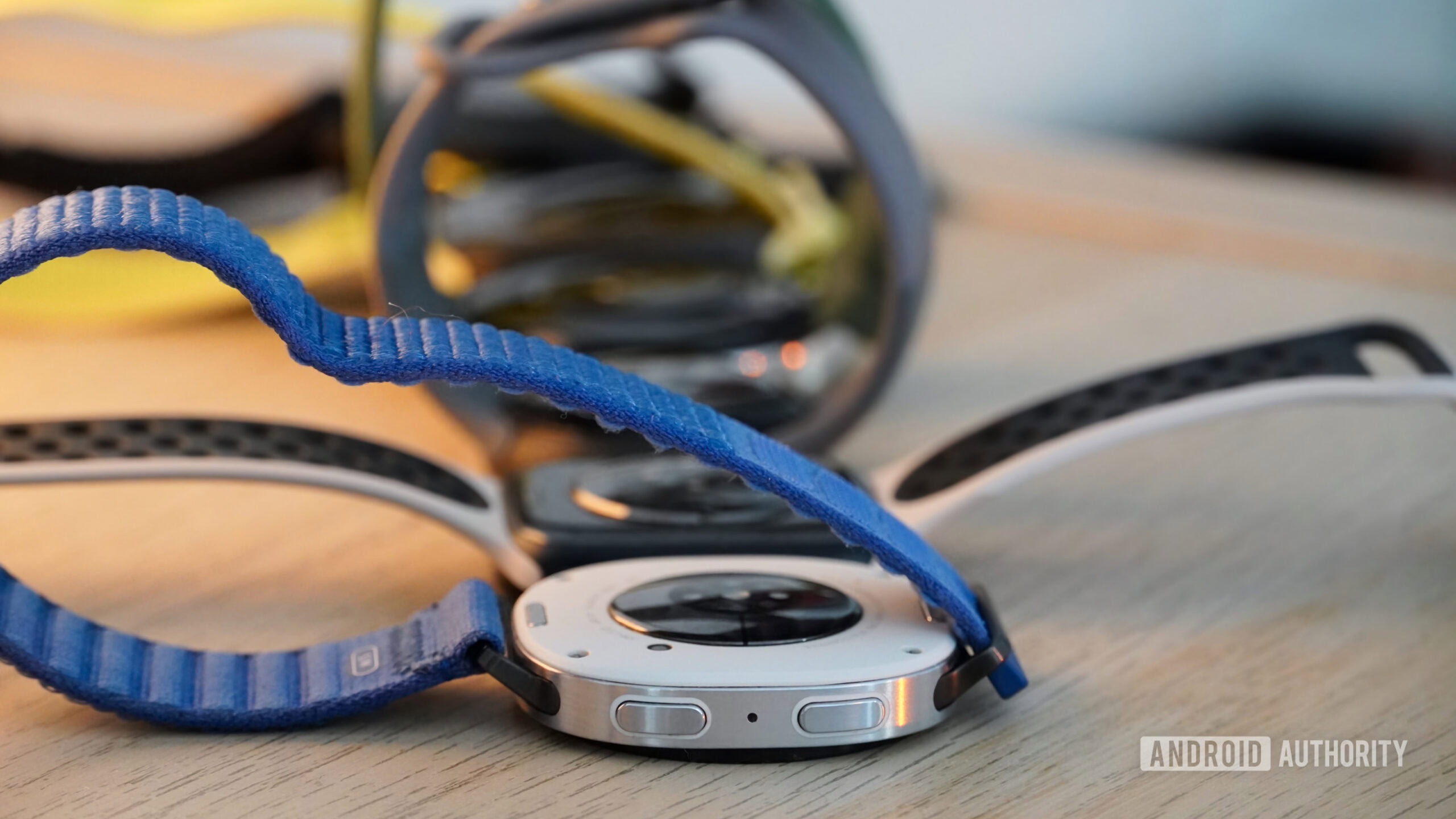 Una colección de relojes inteligentes que muestran los tamaños de los sensores, con el Galaxy Watch 8 al frente.