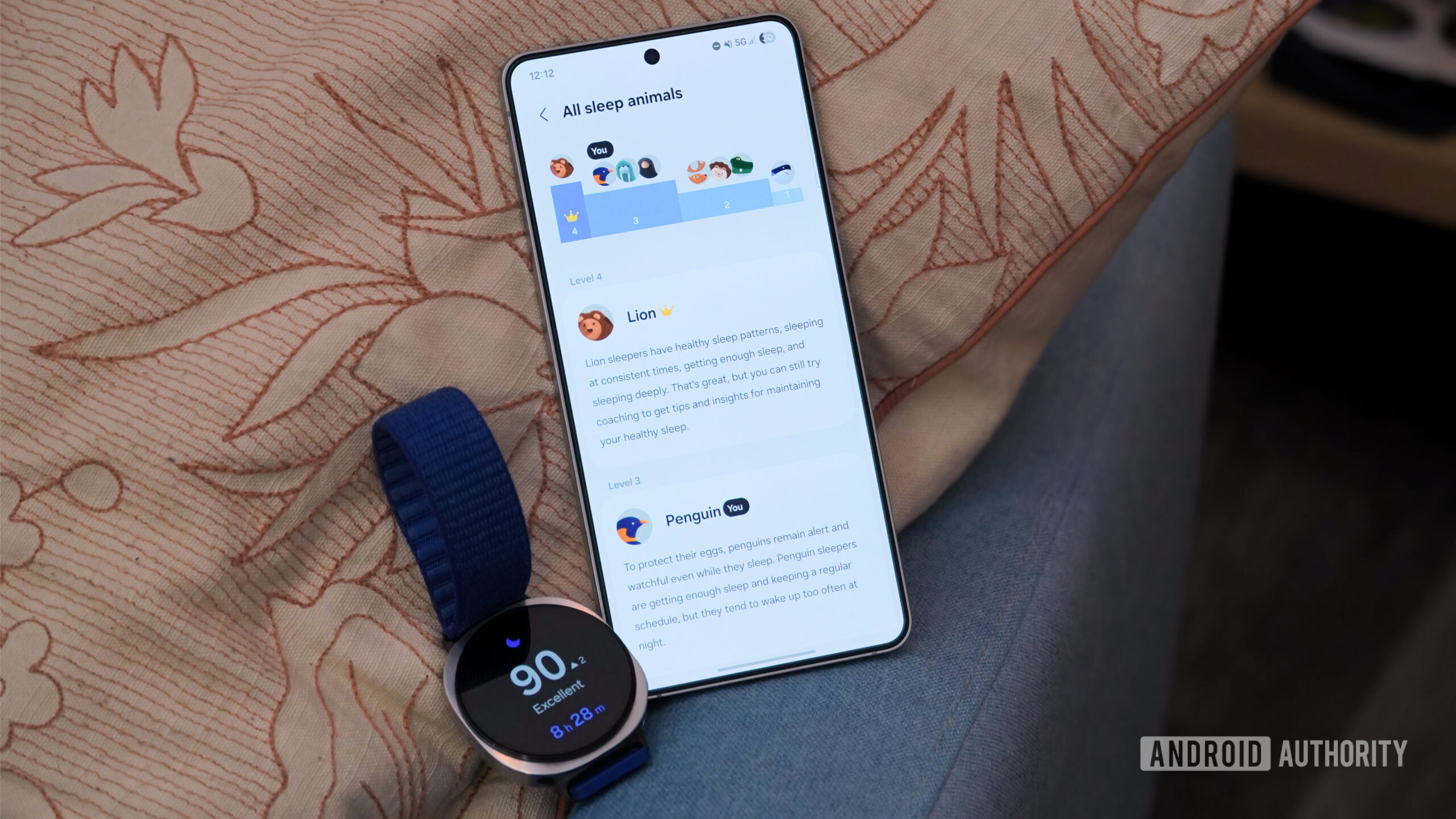 Puntuación de sueño en Samsung Galaxy Watch 8 junto a la lista de animales dormidos en Galaxy S25 Edge.