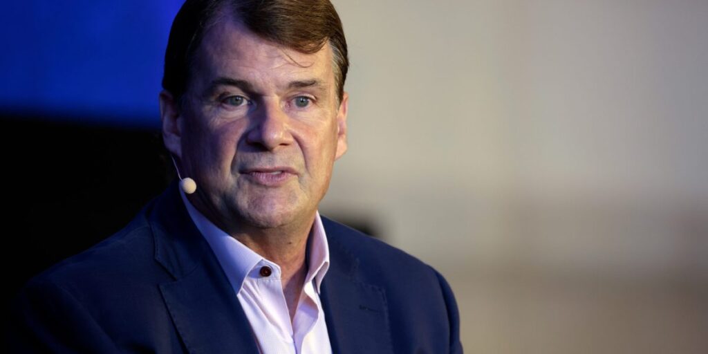 El director general de Ford, Jim Farley, adopta un tono cauteloso sobre el nuevo CarPlay Ultra de Apple y el creciente control sobre los coches: «¿Quieres que la marca Apple encienda el coche?»