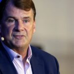 El director general de Ford, Jim Farley, adopta un tono cauteloso sobre el nuevo CarPlay Ultra de Apple y el creciente control sobre los coches: «¿Quieres que la marca Apple encienda el coche?»
