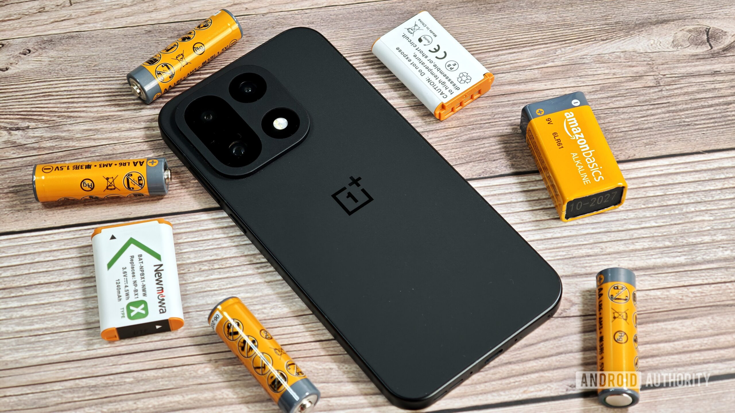 OnePlus 15 rodeado de baterías