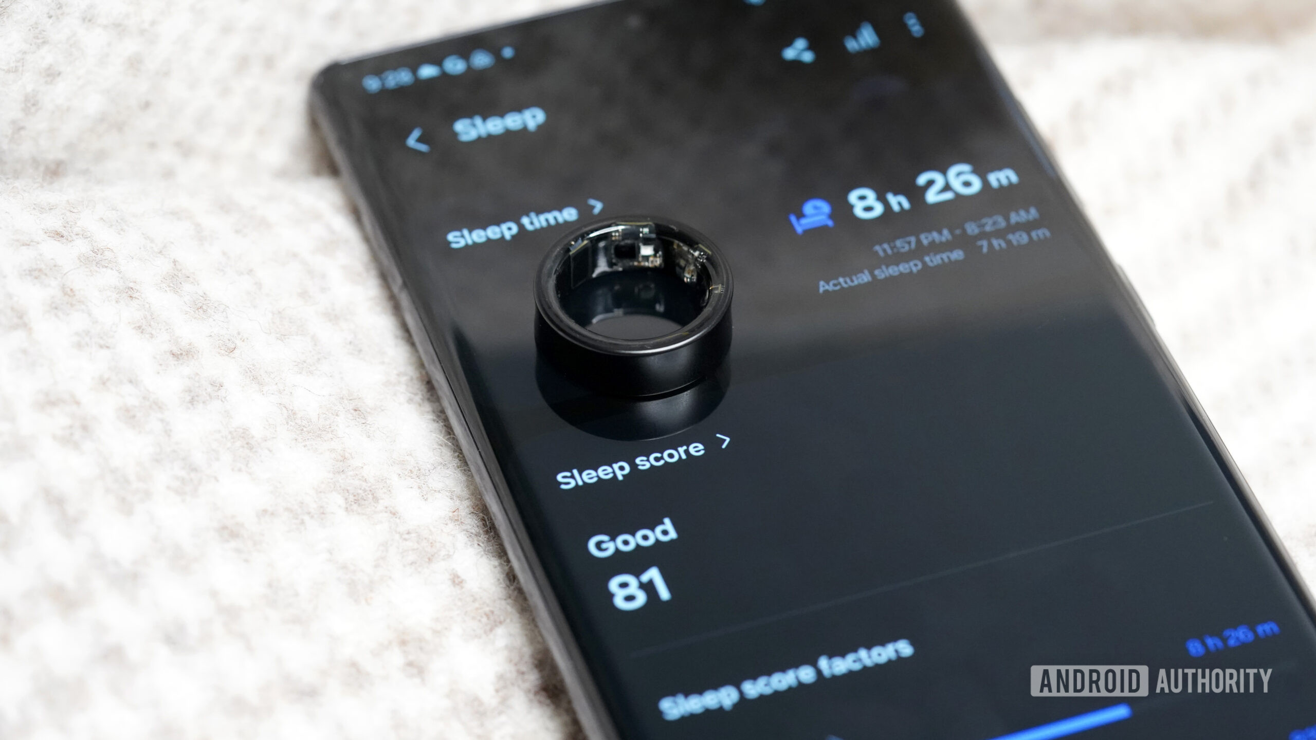 Un Samsung Galaxy Ring se basa en los datos de sueño del usuario que se muestran en el teléfono.