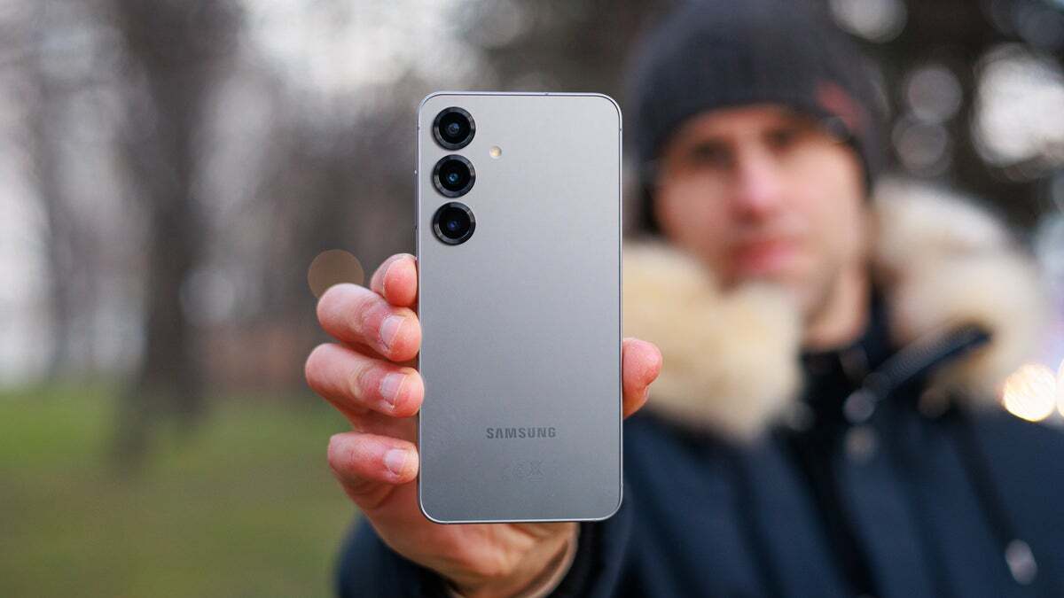Galaxy S25. | Crédito de imagen - PhoneArena - Precios del Galaxy S26: se rumorea que Samsung ha sacrificado los planes iniciales para mantener feliz su billetera