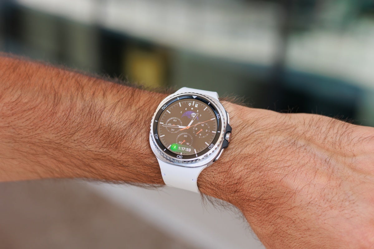 Samsung Galaxy Watch 8 Classic en la muñeca