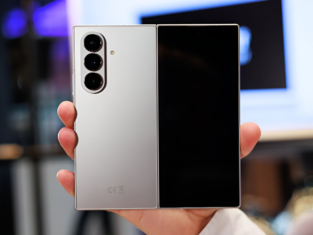 Samsung Galaxy Z Fold 7 desplegado en la parte posterior