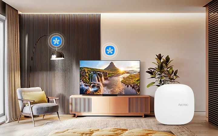 Aeotec Smart Home Hub 2 con un televisor de fondo