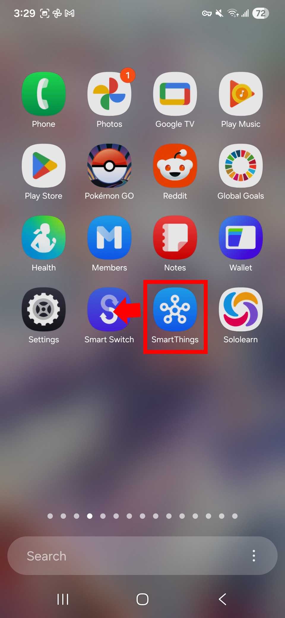 Resaltando el ícono de la aplicación con el contorno del rectángulo rojo con una flecha encima de otro ícono de la aplicación en la pantalla de la aplicación