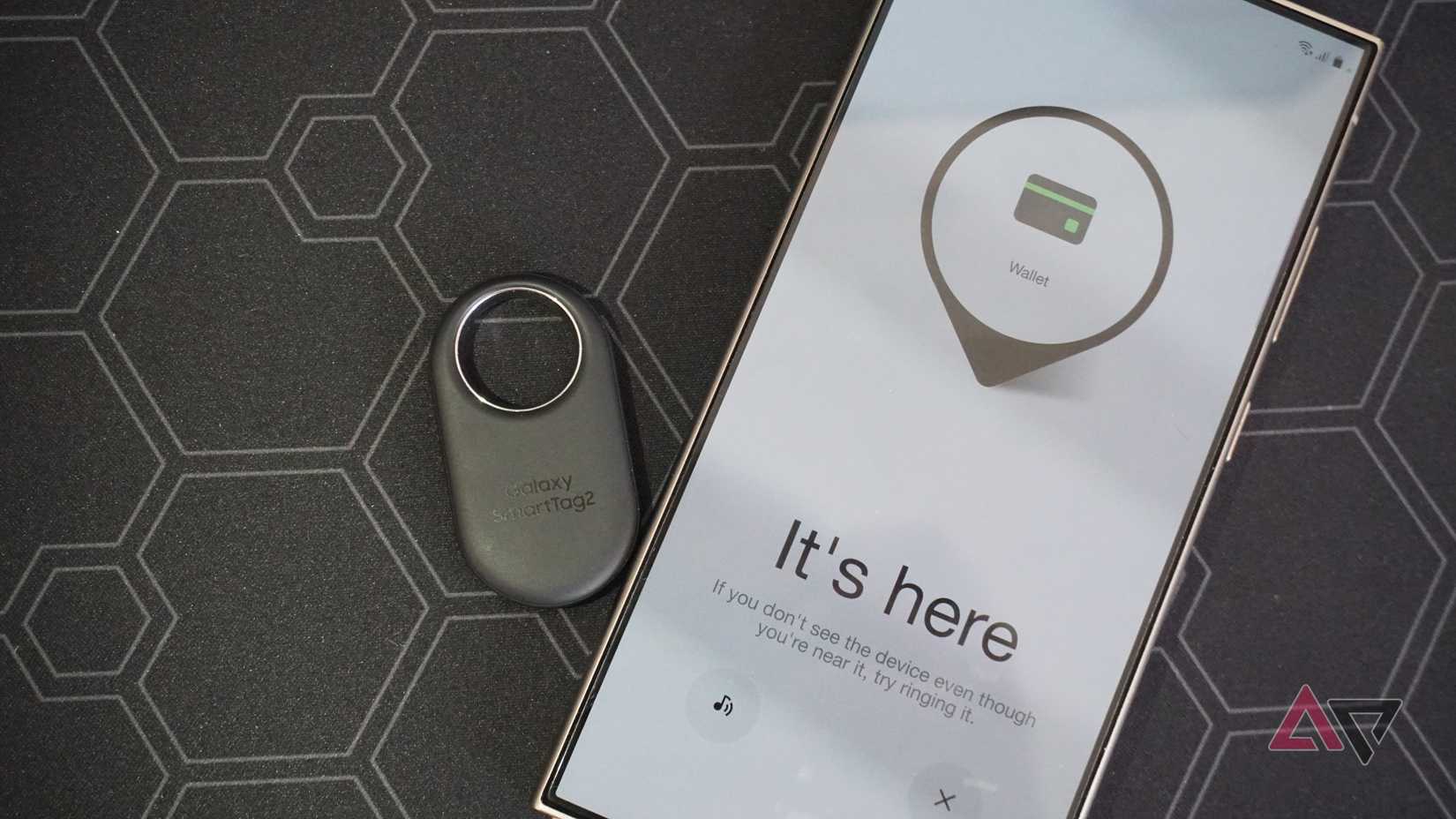 Una foto de un Galaxy SmartTag 2 junto a un S24 Ultra siendo rastreado