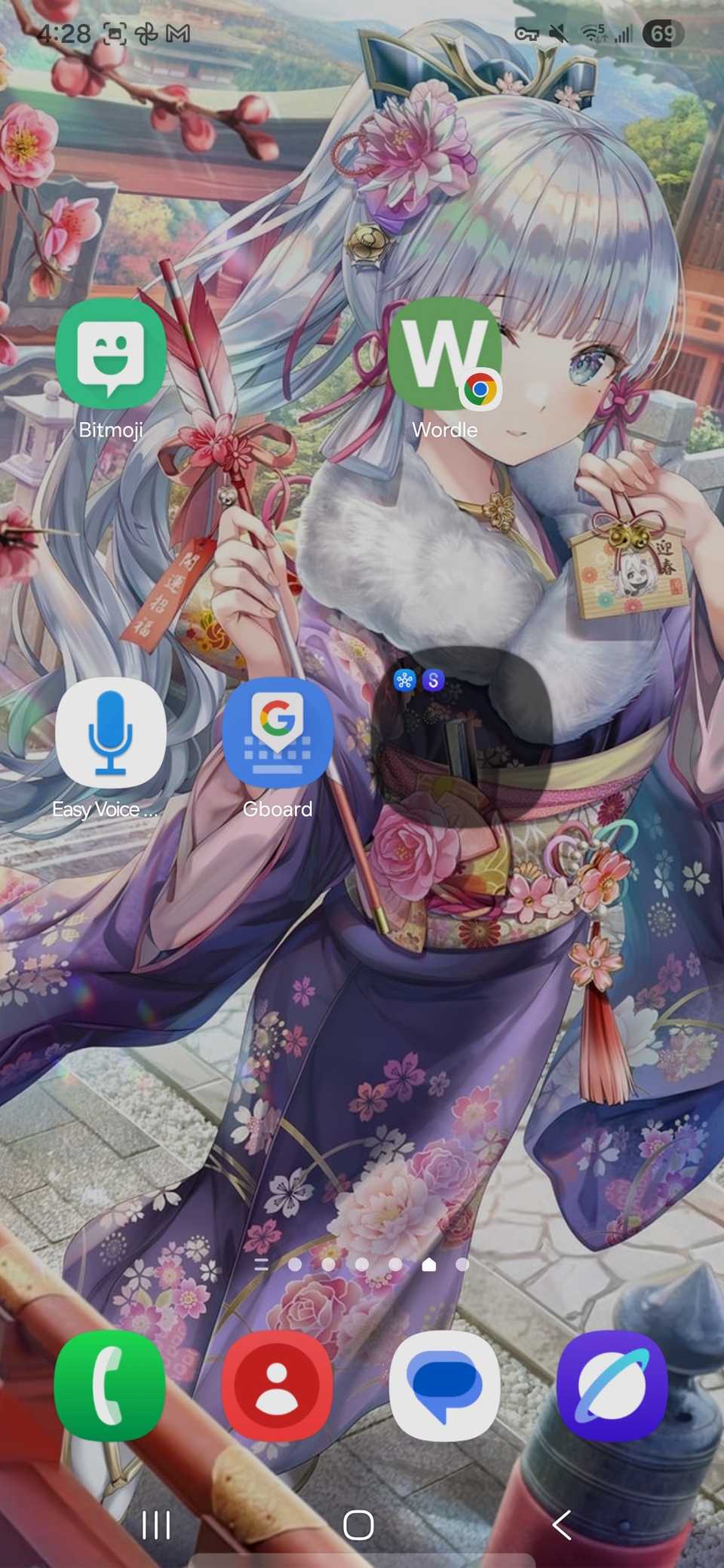 Una carpeta redimensionada almacenada en una pantalla de inicio que parece un poco más grande que los íconos de la aplicación