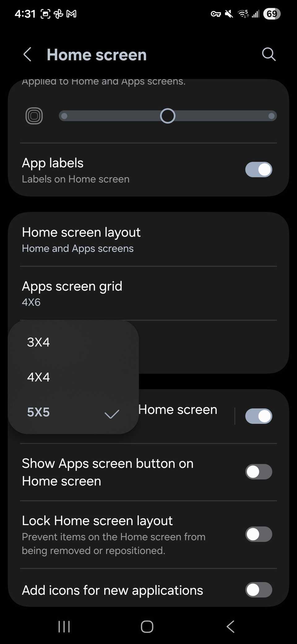 Contorno de rectángulo rojo que resalta las nuevas opciones de tamaño en el menú desplegable en la configuración de la pantalla de inicio en One UI 8