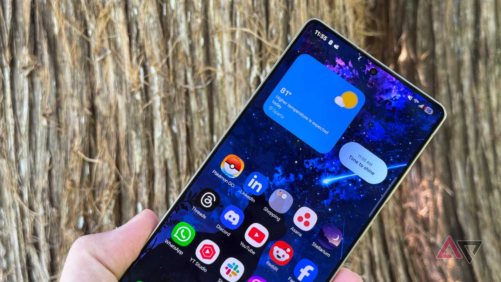 La pantalla del Samsung Galaxy S25 Ultra se muestra en el exterior