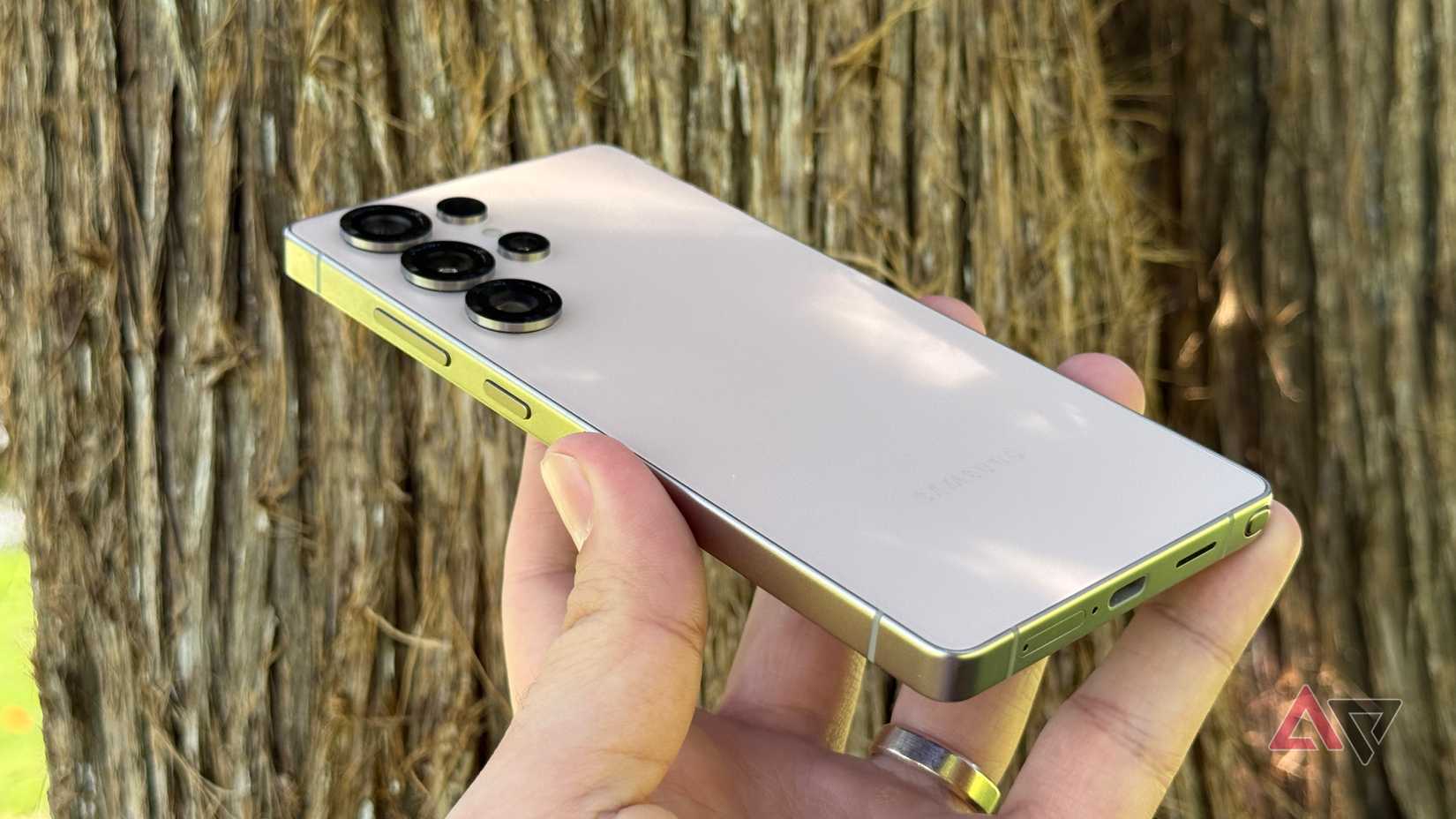 El marco de titanio del Samsung Galaxy S25 Ultra se muestra en el exterior