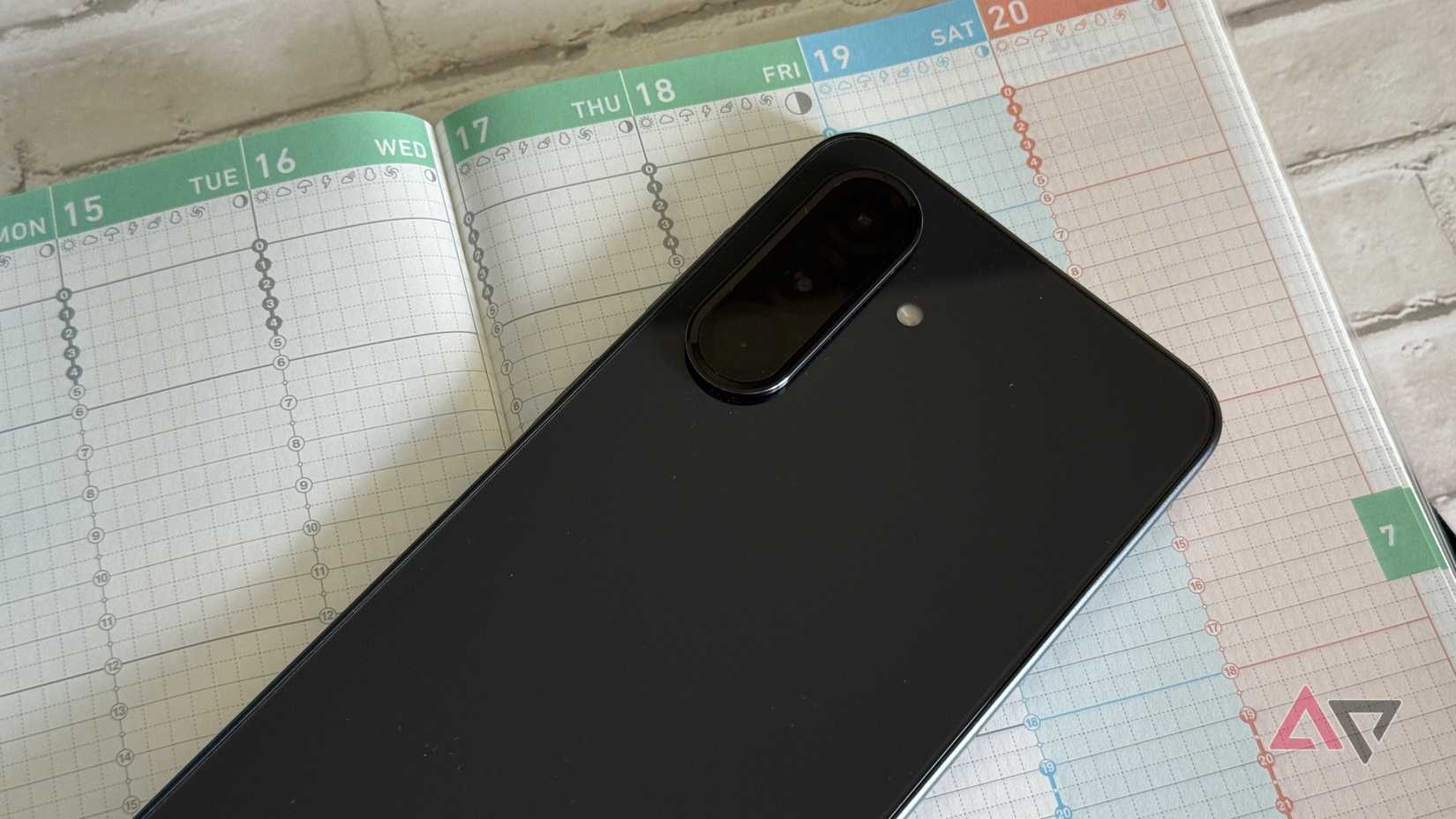 Samsung Galaxy A36 apoyado contra una agenda