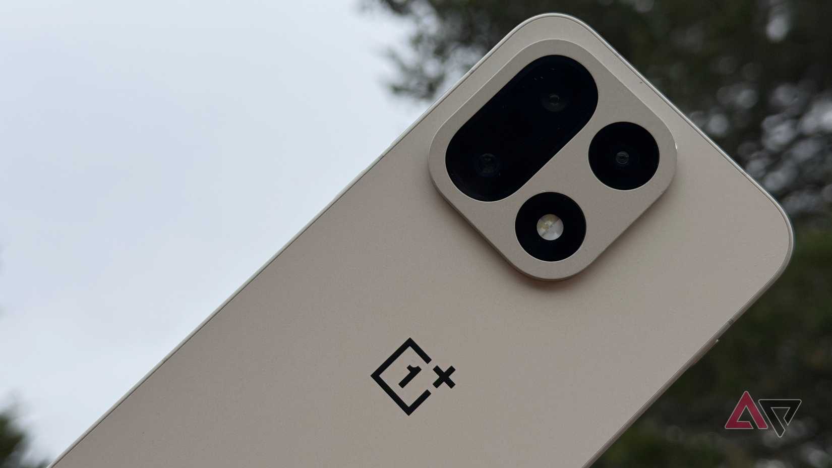 El OnePlus 15 se mantuvo firme contra el cielo en la tormenta de arena