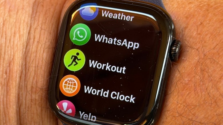 Apple Watch en la muñeca de Adam en la lista de la pantalla de la aplicación WhatsApp