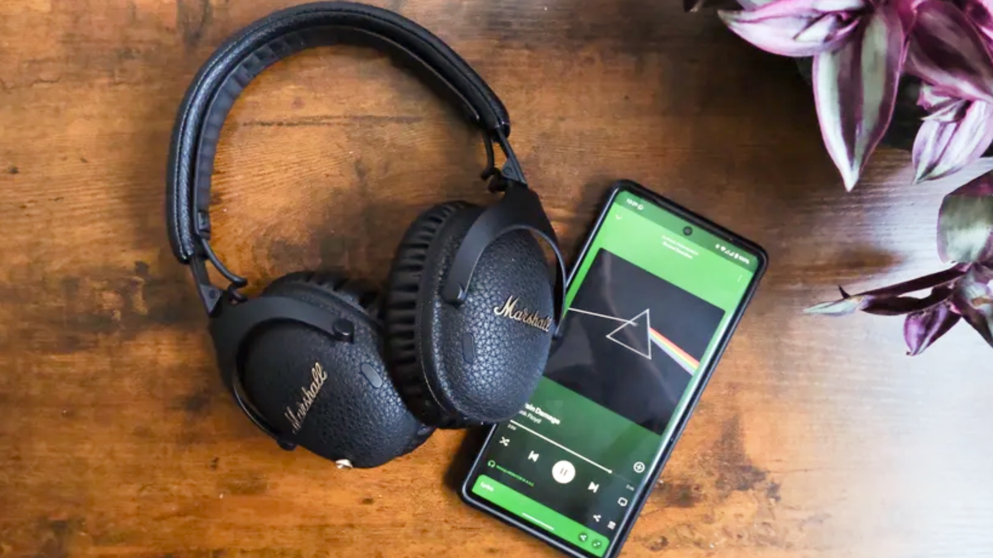 Spotify Lossless en el teléfono junto a los auriculares Marshall