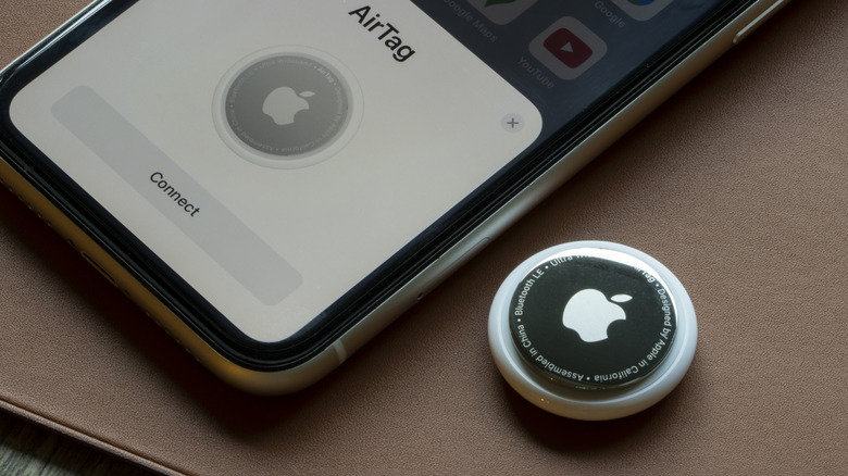 Se ve un AirTag conectado a un iPhone