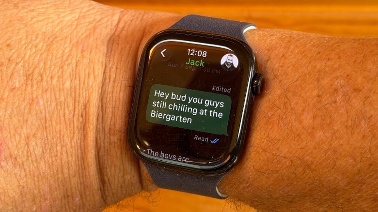 Apple Watch en la muñeca de Adam con mensaje de WhatsApp