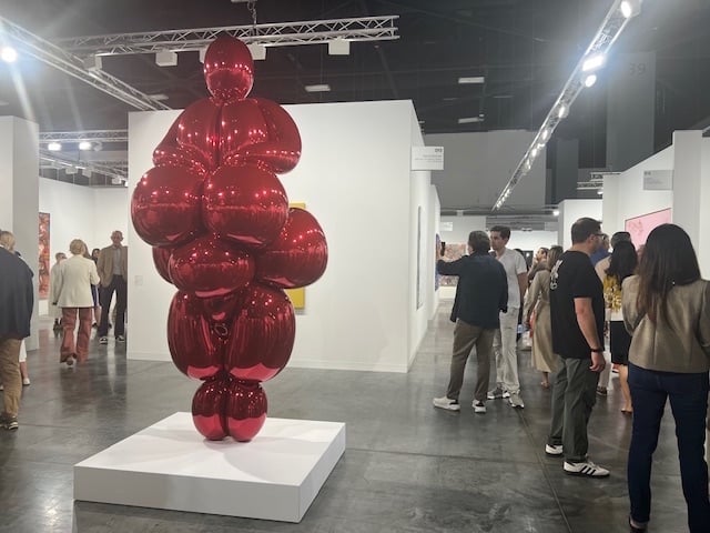 Una imagen de la escultura roja Koons Venus en acero inoxidable.